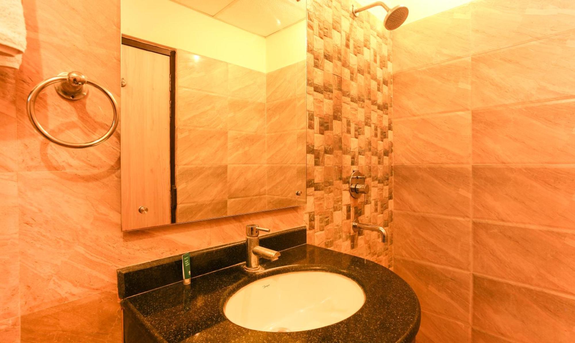 Hotel Janki International Sigra 2 Km From Kashi Vishwanath Temple Варанаси Екстериор снимка