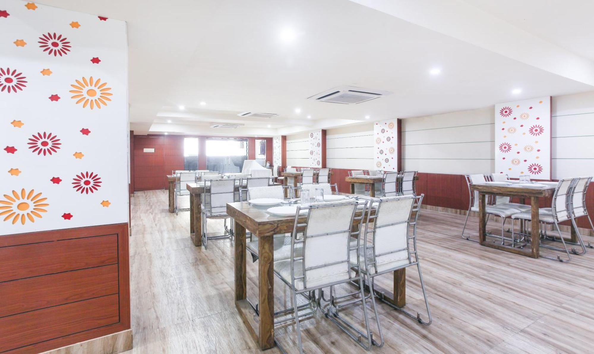 Hotel Janki International Sigra 2 Km From Kashi Vishwanath Temple Варанаси Екстериор снимка