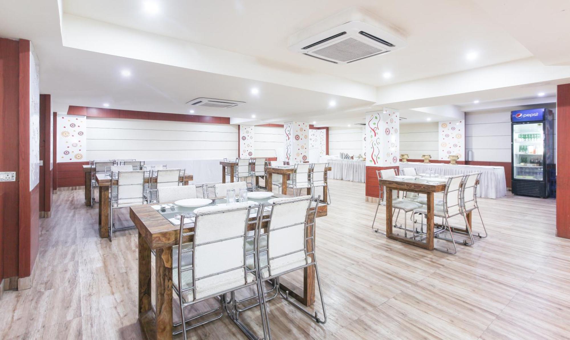 Hotel Janki International Sigra 2 Km From Kashi Vishwanath Temple Варанаси Екстериор снимка